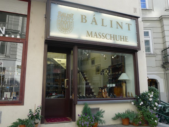 Від Bálint можна податися назад по Singerstrasse і на площі Stephansplatz згорнути на Kärntnerstrasse