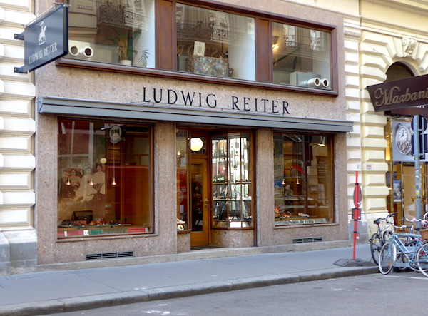 Туфлі Goodyear Welted від Ludwig Reiter коштують від 498 євро;   лофери   - від 379 євро;  casual напівчеревики зі шкіри (конструкція Vulcanized) - від 270 євро