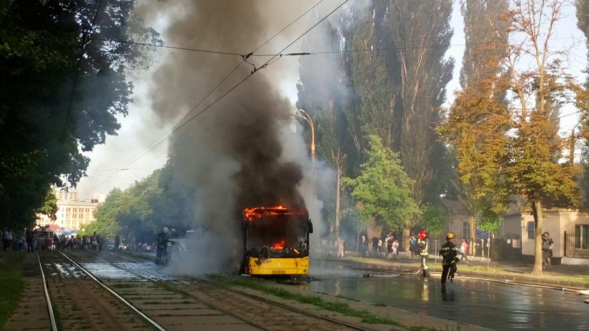 Водій, намагаючись загасити пожежу, ледь не опинився заблокованим всередині