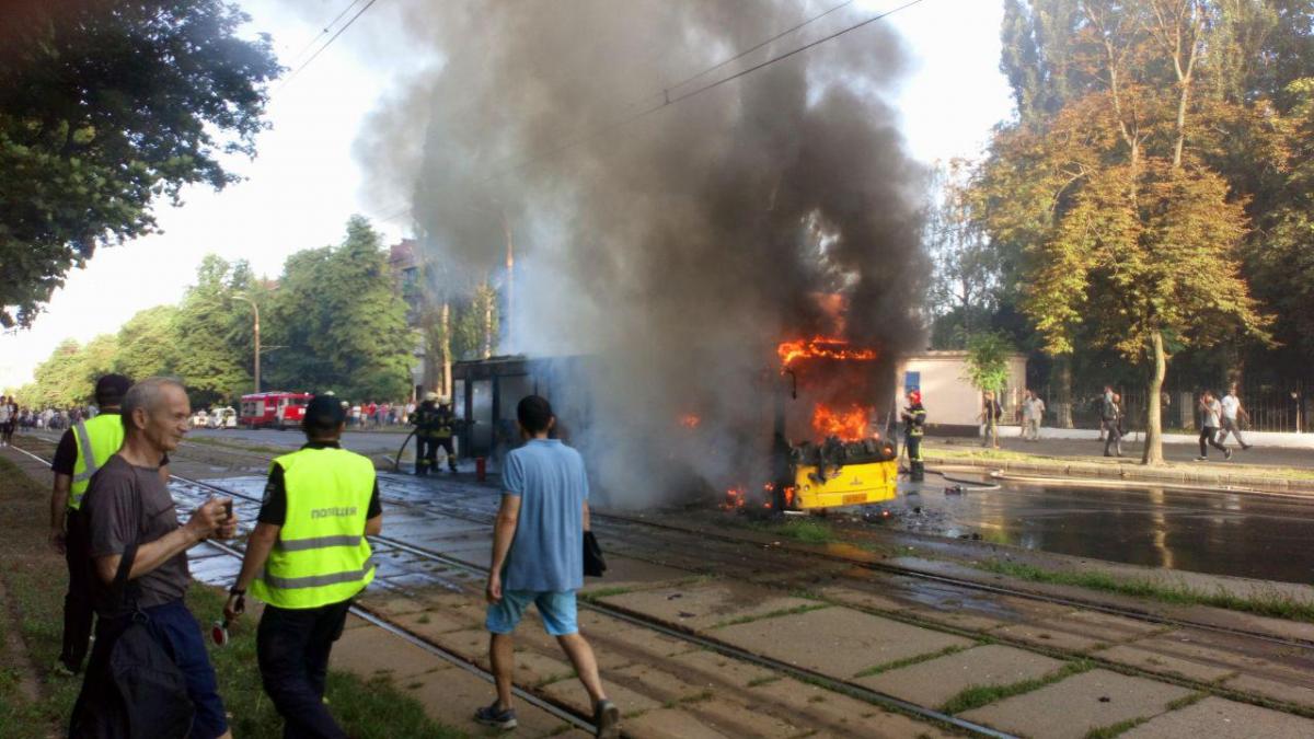 Водій автобуса висадив пасажирів, коли з'явився дим