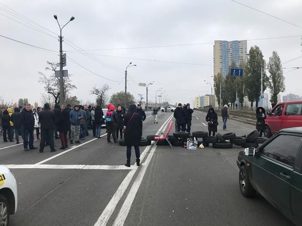 Ще вчора жителі так званих «будинків Войцеховського», яким відключили електрику, перекрили Харківське шосе