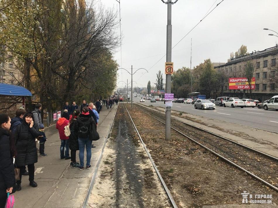 Як повідомляє «   Громадське   », Учасники мітингу пропускають тільки карети швидкої і трамваї, іноді - легкові автомобілі з боку Дарницької площі