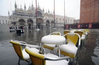 24 грудня 2009, 16:40 Переглядів:   Різдво італійська Венеція зустріла під водою - на початку цього тижня через зливи вода в цьому місті піднялася до найвищої позначки в році, що минає, затопила півміста і утримується до сих пір