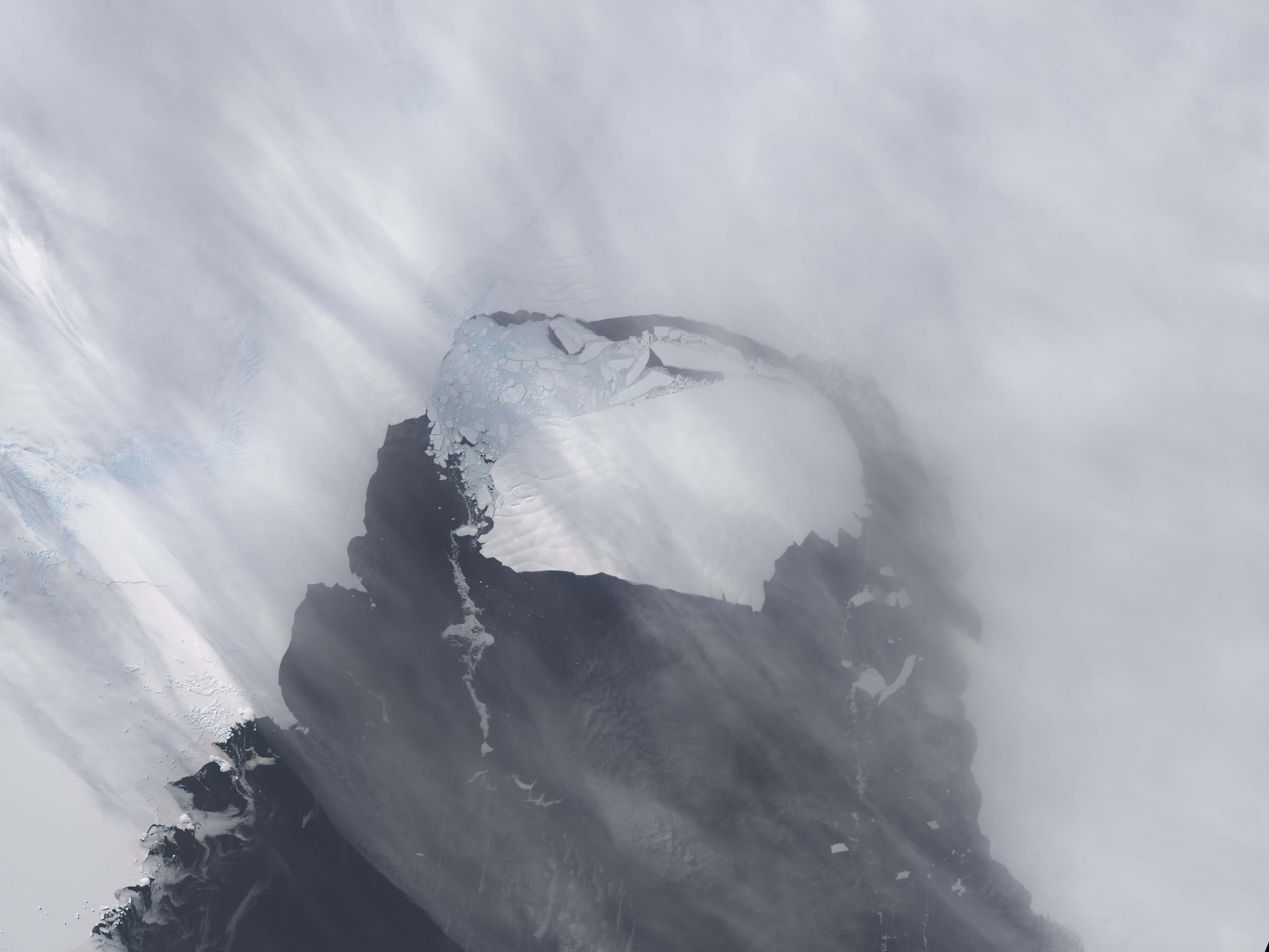 обсерваторія   NASA   зареєструвала величезний айсберг, що відколовся від берегів Антарктики і почав дрейфувати в водах Південного океану