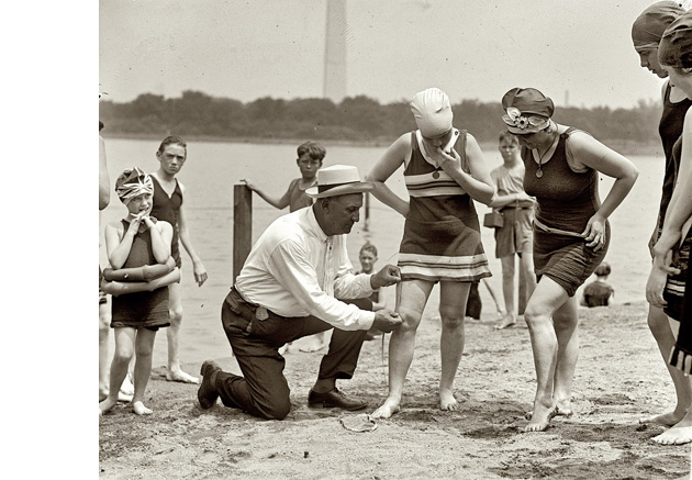 Вимірювання пляжним поліцейським висоти спідниці над коліном, Вашингтон, 1922:      Здається, дівчина потрапила на штраф - правила забороняли зазор більше 6 дюймів