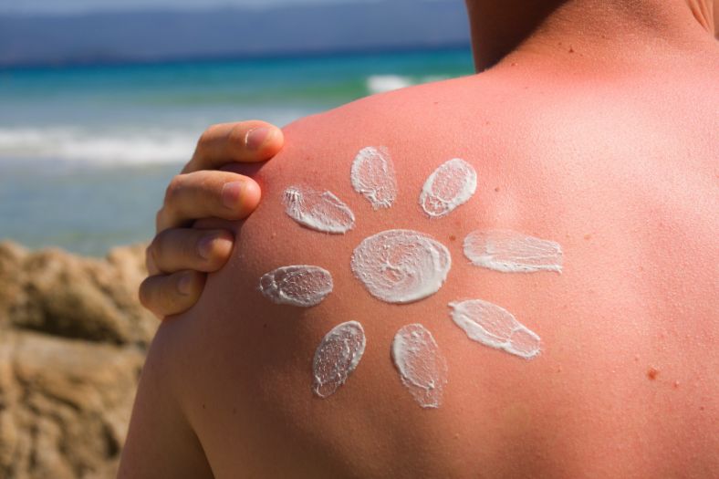 Правда, будь-яка піна для гоління пошкоджену сонцем шкіру не загоїть