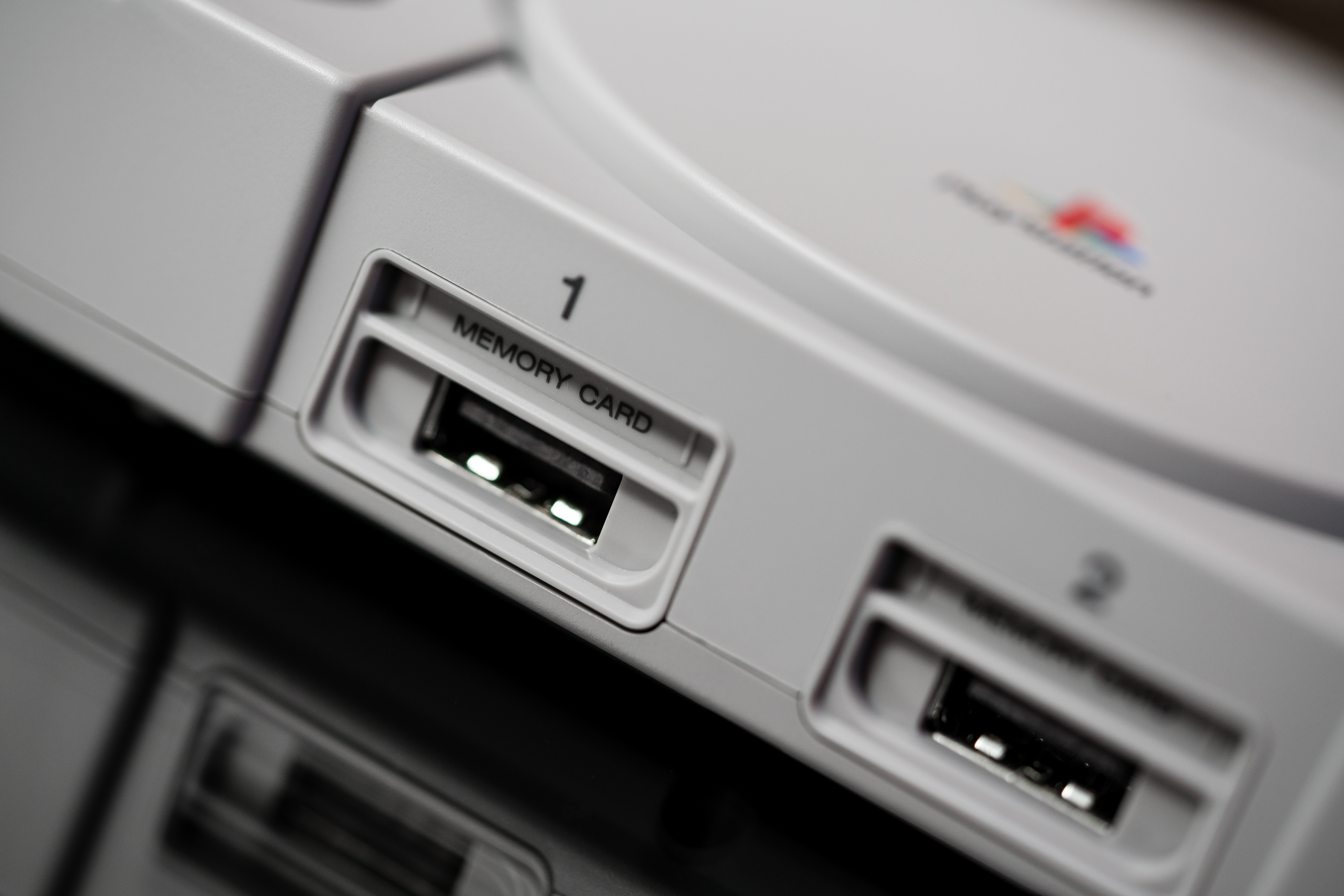 Сама консоль зроблена відмінно, навіть кнопка «Відкрити» залишилася, адже до PlayStation Classic додається кілька багатодисковим ігор, наприклад, Metal Gear Solid і Final Fantasy XV