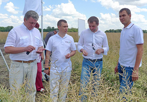 На Дні поля, який відбувся 25 червня, компанію представив керівник Департаменту науково-технологічного забезпечення і контролю в рослинництві Ярослав Бойко: «Дружба-Нова» була заснована в 2001 році, тоді в обробці було 2 тис