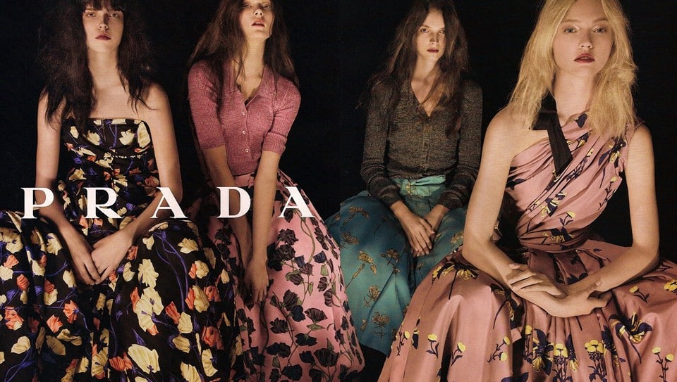 Таким чином, можна сказати, що з виходом першої лінії одягу Prada відмовилася від традиційного для себе достатку дрібних і дорогих елементів