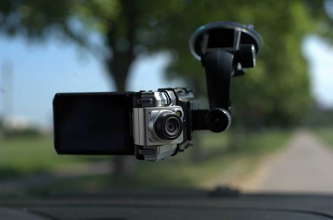 Одна з камер може стежити за дією попереду машини, а друга оглядати те, що відбувається позаду, знімати салон або дорожнього інспектора