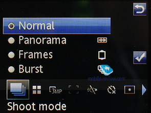 Shoot Mode (режим зйомки) - Normal (за замовчуванням), BestPic (фірмова технологія від Sony), Panorama (склейка панорами з 3 знімків, дозвіл не максимальне), Frames (вибір різних рамок тут же, на екрані), Burst (серія з декількох знімків)