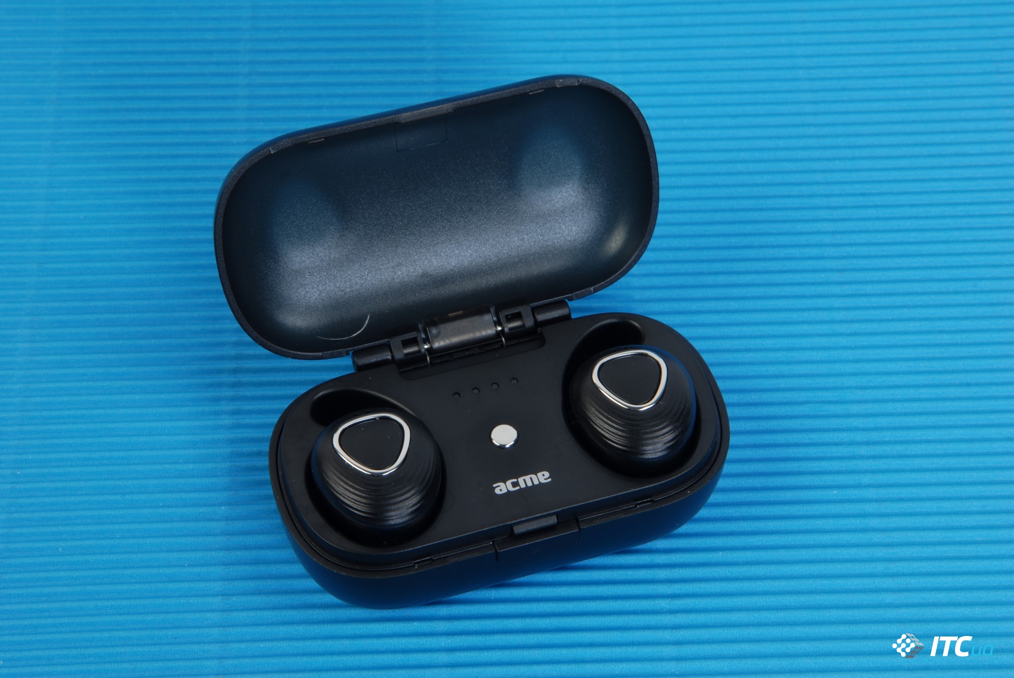 Acme BH406 можна по праву назвати справжніми бездротовими навушниками, так як правий і лівий навушник пов'язані один з одним тільки за допомогою Bluetooth