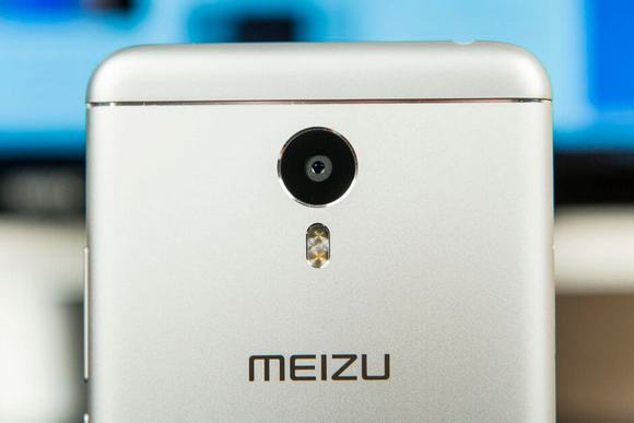 В основній камері Meizu M3 Note використовується об'єктив з 5-елементної оптикою, прикритий склом Corilla Glass 3, який отримав апертуру f / 2