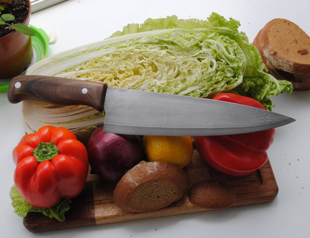 Так званий   ніж шеф-кухаря   - самий універсальний кухонний ніж