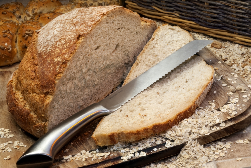 Ніж для хліба   відрізняється від інших ножів довгим зубчастим (хвилястим) лезом