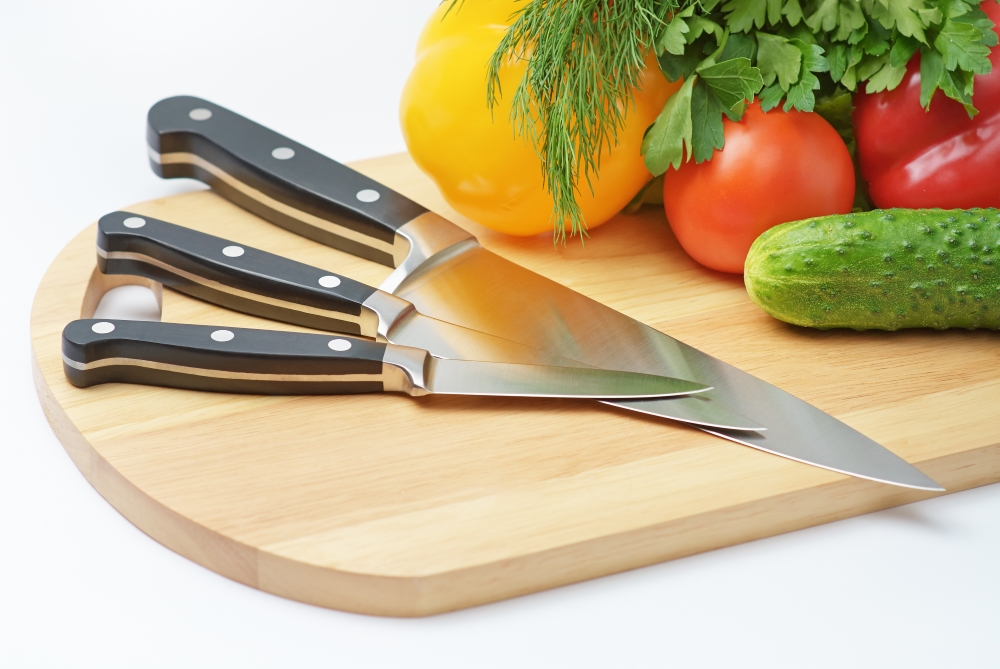 Існує таке поняття «кухонне тріо» - це універсальні ножі різної довжини, від 11 до 30 см, що дозволяє використовувати їх практично для всіх видів кухонних робіт: оброблення м'яса, нарізки бакалійних продуктів, нарізки та подрібнення овочів і багато чого іншого