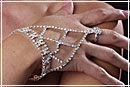 Кільця, з'єднані ланцюжком з браслетом також відомі під назвою «слейв браслети» - дивовижне модне поєднання цього сезону