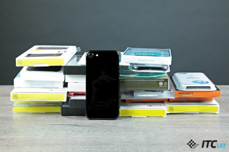 Якщо ви вже встигли купити собі iPhone 7, а особливо iPhone 7 Jet Black (який дряпається буквально від повітря), але все ще вибираєте «правильний» чохол, ми спробуємо вам допомогти