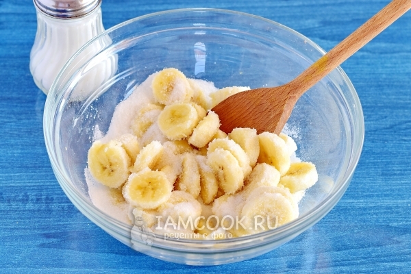 Періодично помішувати банани, щоб сік, який банани пустять, рівномірно розчинив цукор
