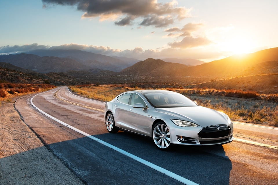 Наприклад, американський програміст Бйорн Ніланд кілька тижнів тому побив рекорд, проїхавши на Tesla Model S 728 км без зупинки і підзарядки
