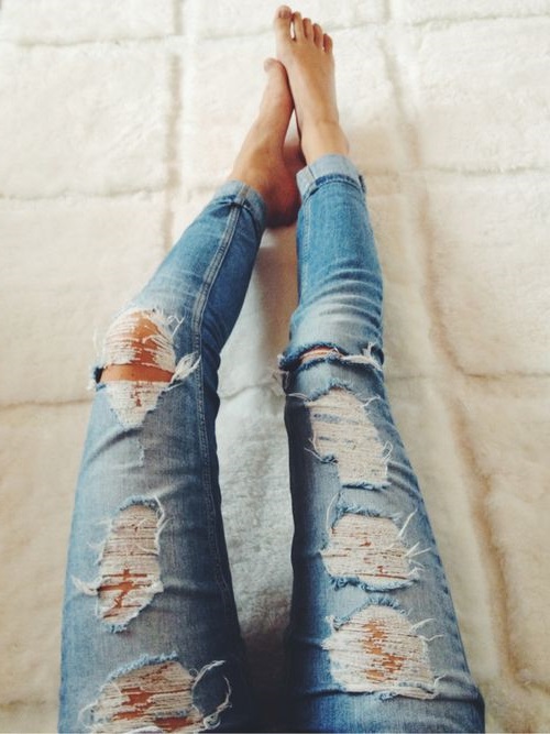Destroy style - потерті і рвані джинси, стилізовані під напрямок хіпі, можуть доповнюватися характерними візерунками;