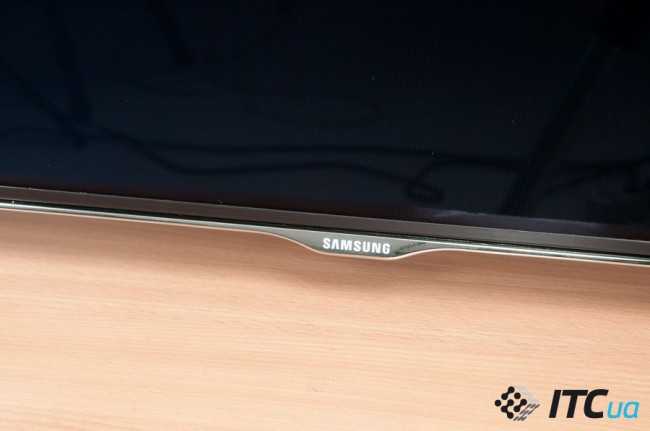 У нижній частині екрана по центру у рамки є невелике потовщення, в якому знаходиться логотип Samsung (в процесі роботи він світиться яскравим білим світлом, в налаштуваннях можна повністю відключити, якщо це буде заважати перегляду)