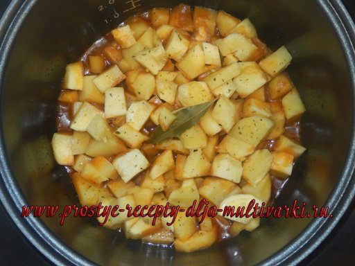 Після закінчення режиму відкрийте мультиварку, перемішайте картопля з м'ясом і підливою
