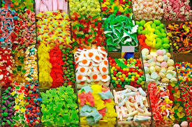 Щоб зрозуміти, в чому взагалі шкода солодощів для зубів, треба розібратися з тим, як саме впливає цукор на зуби