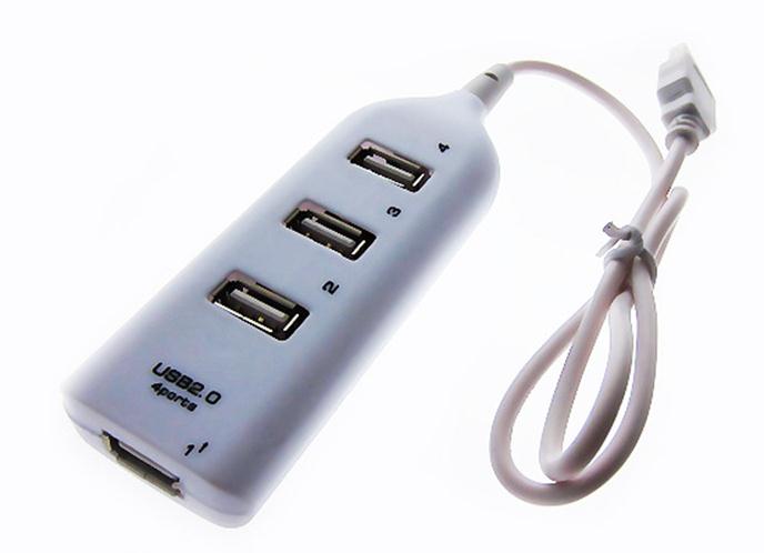 Micro-USB savieno ar pieskārienu sīkrīku, USB ar adapteri pa kreisi, ir pievienots elektrotīklam, un labajā pusē ir ievietots zibatmiņas disks