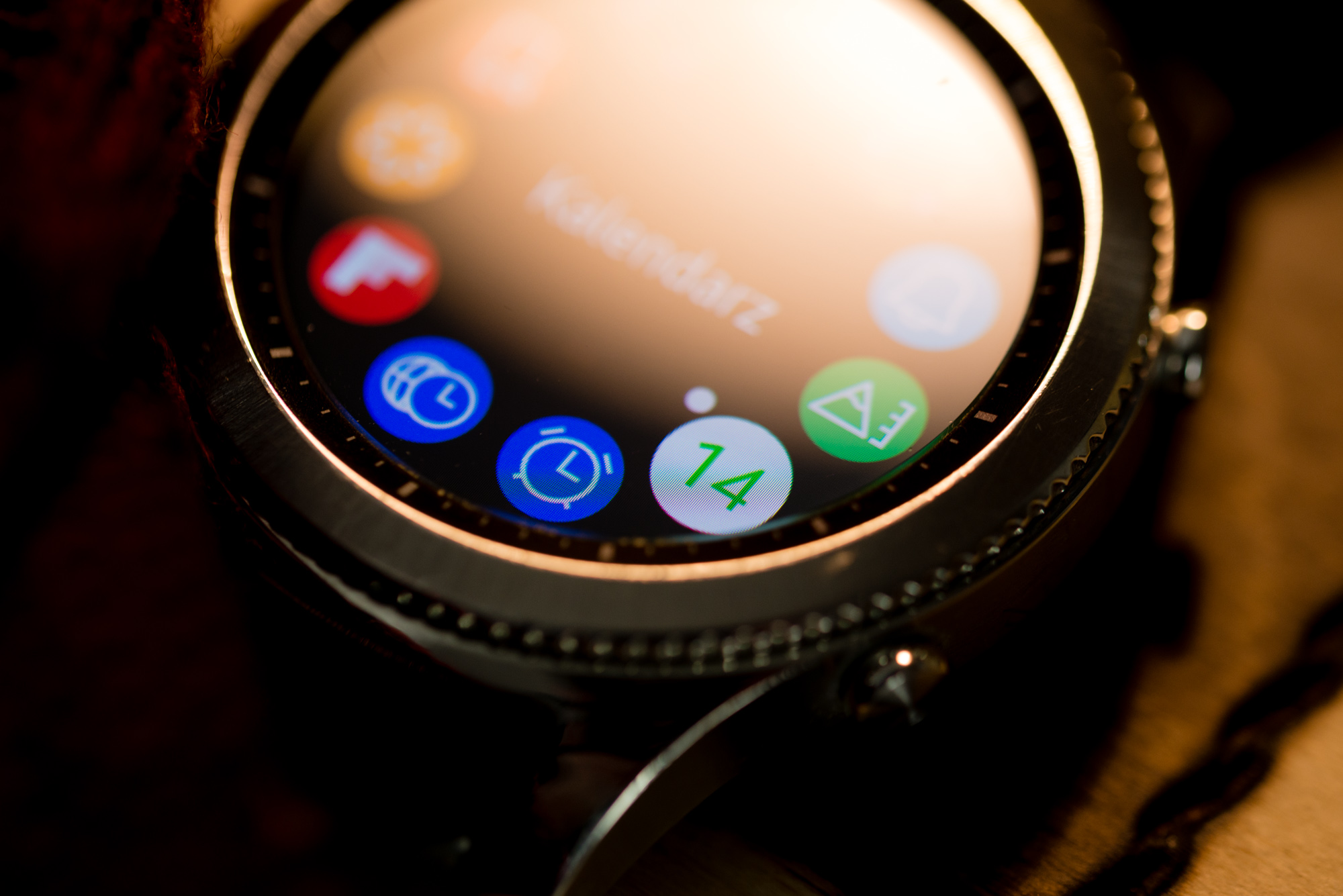 Новая версия Tizen еще более усовершенствовала часы благодаря поддержке программы Samsung Connect, которая позволяет управлять интеллектуальными бытовыми приборами в единой родной экосистеме, и в то же время у нас есть мощный список партнеров, устройствами которых можно управлять с уровня часов