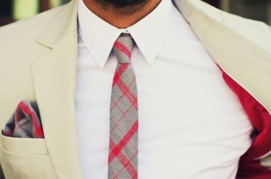 Вузька краватка або як його ще називають тонкий, скинни і навіть «оселедець» є найпопулярнішою моделлю серед чоловіків різного віку, оскільки незвичайний і досить простий крій дозволяє аксесуару виглядати сучасно, строго і екстравагантно