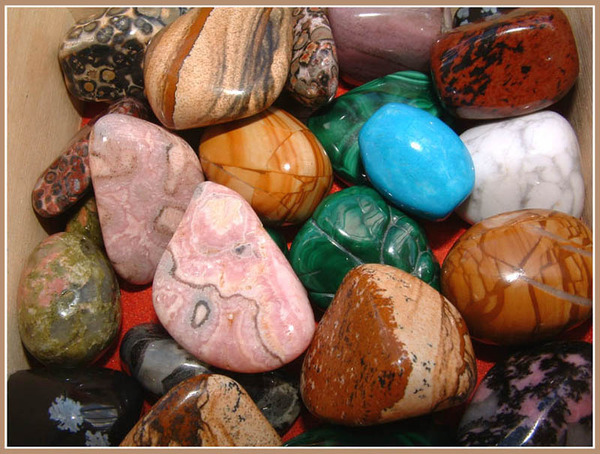 Натуральні камені є в кожному будинку - у вигляді прикрас або оздоблювального матеріалу в інтер'єрі