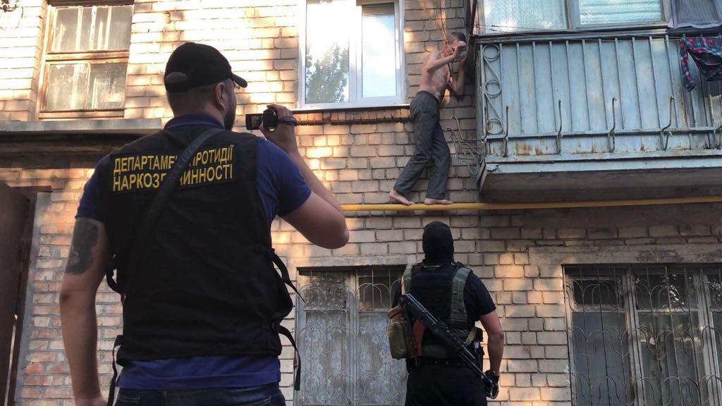 Аброськін зазначив, що ватажок банди, яка збувала наркотики по всій Україні, був затриманий раніше, і йому не вдалося підкупити поліцейських, як він звик робити