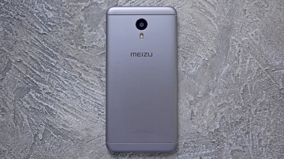 На задній панелі смартфона розташований об'єктив основної камери, подвійна двоколірна світлодіодний спалах і логотип Meizu