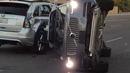 Компанія Uber призупинила випробування самоврядних автомобілів в США після недавньої аварії за участю одного з кросоверів Volvo XC90, що беруть участь в програмі, в Арізоні